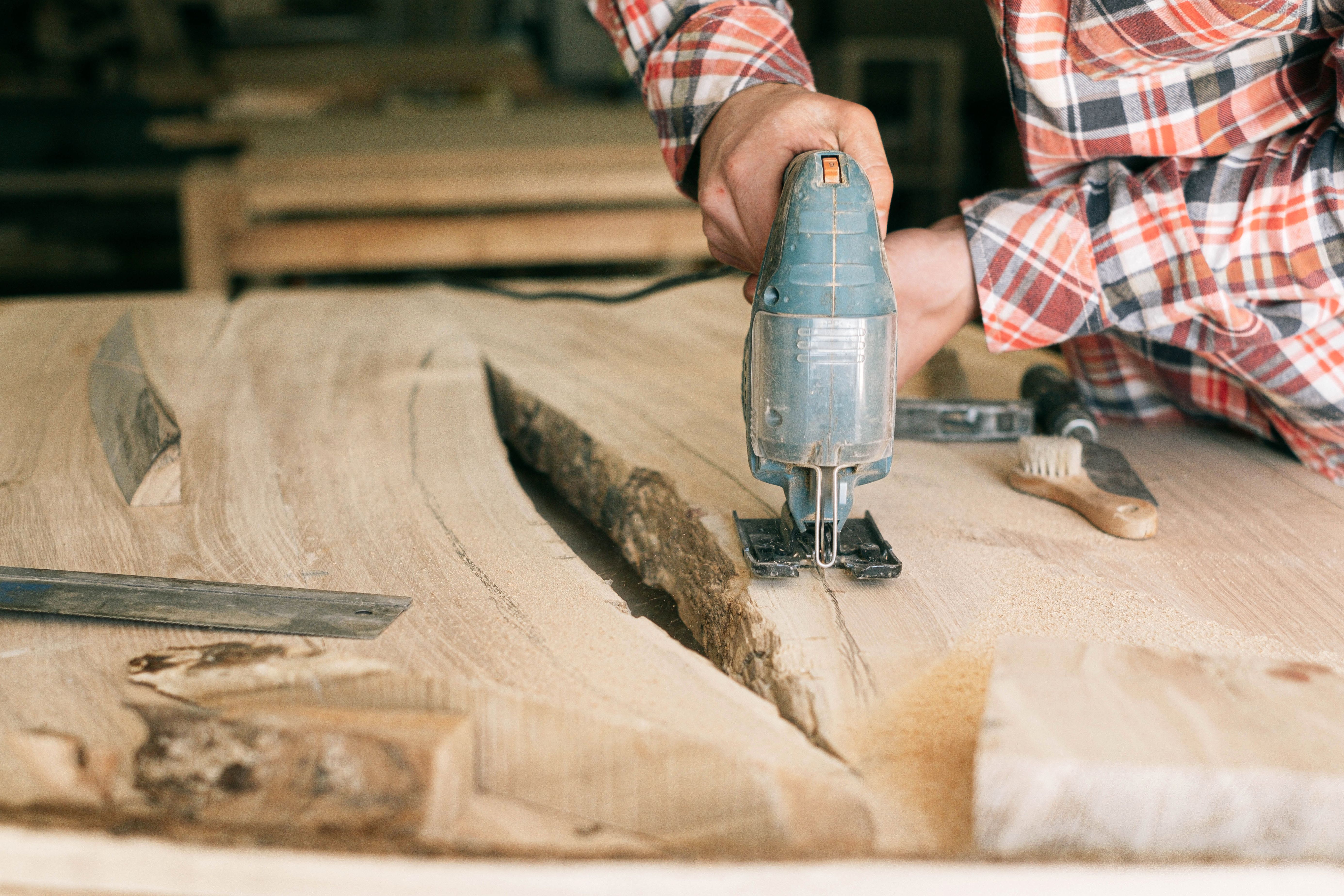 Artisan travaillant le bois dans l’atelier Artihandmade