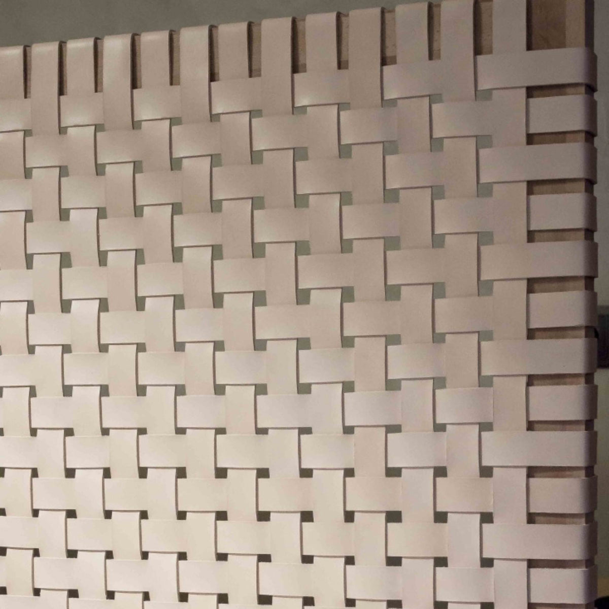 King leather headboard, a bespoke design from Artihandmade® for elegant spaces.